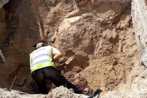 Nieśmiertelnik znaleziony w Grabowcu w czasie ekshumacji / Dariusz Kaszuba