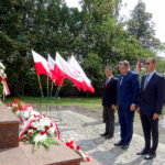 Ostrowiec Świętokrzyski. Uroczystości z okazji 79. rocznicy wybuchu II wojny światowej. Kwiaty składają przedstawiciele Prawa i Sprawiedliwości. Na zdjęciu (od lewej) Artur Głąb - dyrektor biura senatora Jarosława Rusieckiego, Dariusz Kaszuba i Mateusz Czeremcha / Emilia Sitarska / Radio Kielce