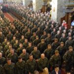 Kielce. Msza święta w katedrze rozpoczynająca uroczystości, w trakcie których pierwsi żołnierze-ochotnicy Wojsk Obrony Terytorialnej złożą przyrzeczenie wojskowe / Marzena Mąkosa  / Radio Kielce