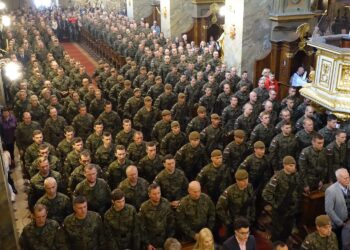 Kielce. Msza święta w katedrze rozpoczynająca uroczystości, w trakcie których pierwsi żołnierze-ochotnicy Wojsk Obrony Terytorialnej złożą przyrzeczenie wojskowe / Marzena Mąkosa  / Radio Kielce