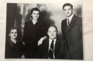 Na zdjęciu: siedzą Helena i Józef Daniszewscy. Stoją ich dzieci Irena Pacańska i Ryszard Daniszewski / archiwum prywatne