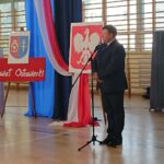 Powiatowe rozpoczęcie roku szkolnego w LO im. Stanisława Staszica w Ostrowcu Świętokrzyskim. Starosta ostrowiecki Zbigniew Duda / Emilia Sitarska / Radio Kielce