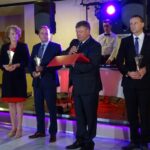 Święto Rzemieślników w Ostrowcu Świętokrzyskim. Na zdjęciu: Starosta ostrowiecki Zbigniew Duda wręcza grawerton Cechowi Rzemiosł / Emilia Sitarska / Radio Kielce