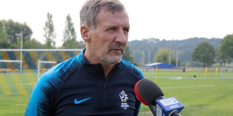 Bodzechów. Trening reprezentacji Polski do lat 17 przed XXXIII Międzynarodowym Turniejem o Puchar Syrenki. Na zdjęciu: Stefan Majewski - dyrektor sportowy PZPN / Krzysztof Bujnowicz / Radio Kielce