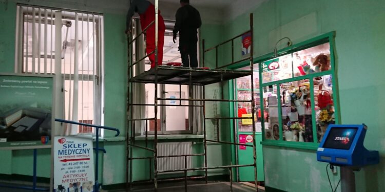 Ostrowiec. Uczniowie budowlanki remontują szpitalne korytarze / Emilia Sitarska / Radio Kielce