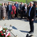 Uroczystości poświęcone 100. rocznicy odzyskania przez Polskę niepodległości oraz poległym w walce za ojczyznę w 1915 roku. Wiązankę składa Michał Bagniewski, potomek ppor Juliana Bagniewskiego / Emilia Sitarska / Radio Kielce