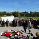 Wiązankę składają potomkinie kpt. Franciszka Pększyca Grudzińskiego Halina Broda i Grażyna Pększyc-Mumot / Emilia Sitarska / Radio Kielce