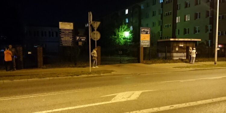 Wieczorem przy ulicy Waryńskiego tworzą się kolejki do poradni ortopedycznej / Emilia Sitarska / Radio Kielce