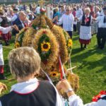 Wieniec powiatu ostrowieckiego podczas dożynek wojewódzkich we Włoszczowie / starostwo powiatowe w Ostrowcu