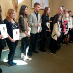 Kielce. Stypendia im. księdza biskupa Czesława Kaczmarka wręczył ksiądz biskup Marian Florczyk / Marlena Mąkosa / Radio Kielce