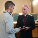 Kielce. Stypendia im. księdza biskupa Czesława Kaczmarka wręczył ksiądz biskup Marian Florczyk / Marlena Mąkosa / Radio Kielce