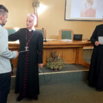 Kielce. Stypendia im. księdza biskupa Czesława Kaczmarka wręczył ksiądz biskup Marian Florczyk / Marlena Mąkosa / Radio Kielce