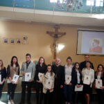 Kielce. Stypendia im. księdza biskupa Czesława Kaczmarka wręczył ksiądz biskup Marian Florczyk / Marlena Mąkosa / Radio Kielce