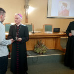 Kielce. Stypendia im. księdza biskupa Czesława Kaczmarka wręczył ksiądz biskup Marian Florczyk / Marlena Mąkosa / Radio Kielce