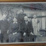 Z tyłu stoi Marianna Sowiar Chodnikiewicz, na zdjęciu z rodzicami i rodzeństwem, 1938 r / arch. prywatne