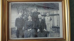 Z tyłu stoi Marianna Sowiar Chodnikiewicz, na zdjęciu z rodzicami i rodzeństwem, 1938 r / arch. prywatne