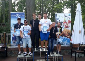 Kielczanie na najwyższym stopniu podium / załoga jachtu„ CIVITAS KIELCENSIS”