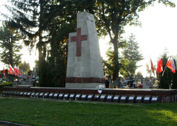 Ostrowiec. 75. rocznica zbiorowej egzekucji mieszkańców przez hitlerowców - Zbiorowa mogiła pomordowanych na cmentarzu przy ul. Denkowskiej / Emilia Sitarska / Radio Kielce