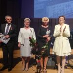 Kielce. 50-lecie Wojewódzkiego Szpitala Zespolonego. Na zdjęciu (od lewej): Andrzej Domański - dyrektor szpitala, Zdzisław Domagała - pediatra - otrzymał Złoty Krzyż, Wiesława Nowocień - otrzymała Srebrny Krzyż, Lidia Schusterl - otrzymała Srebrny Krzyż, wojewoda Agata Wojtyszek i senator Krzysztof Słoń / Iwona Murawska / Radio Kielce
