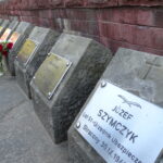 Złożenie wiązanek pod obeliskiem pomordowanych 30 września 1942 roku na cmentarzu przy ulicy Denkowskiej w Ostrowcu Świętokrzyskim / Emilia Sitarska / Radio Kielce