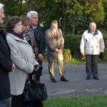 Złożenie wiązanek pod obeliskiem pomordowanych 30 września 1942 roku na cmentarzu przy ulicy Denkowskiej w Ostrowcu Świętokrzyskim / Emilia Sitarska / Radio Kielce