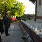 Złożenie wiązanek pod obeliskiem pomordowanych 30 września 1942 roku na cmentarzu przy ulicy Denkowskiej w Ostrowcu Świętokrzyskim / Emilia Sitarska / Radio Kielce