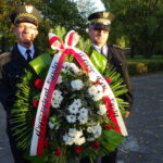 Złożenie wiązanek pod obeliskiem pomordowanych 30 września 1942 roku na cmentarzu przy ulicy Denkowskiej w Ostrowcu Świętokrzyskim / Emilia Sitarska / Radio Kielce