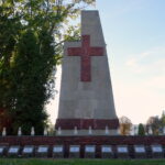 Złożenie wiązanek pod obeliskiem pomordowanych 30 września 1942 roku na cmentarzu przy ulicy Denkowskiej w Ostrowcu Świętokrzyskim / Emilia Sitarska / Radio Kielce