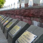 Złożenie wiązanek pod obeliskiem pomordowanych 30 września 1942 roku na cmentarzu przy ulicy Denkowskiej w Ostrowcu Świętokrzyskim / Emilia Sitarska / Radio Kielce