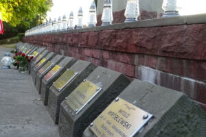 Złożenie wiązanek pod obeliskiem pomordowanych 30 września 1942 roku na cmentarzu przy ulicy Denkowskiej w Ostrowcu Świętokrzyskim / Emilia Sitarska / Radio Kielce