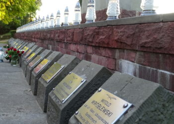 Złożenie wiązanek pod obeliskiem pomordowanych 30 września 1942 roku na cmentarzu przy ulicy Denkowskiej w Ostrowcu Świętokrzyskim / Emilia Sitarska / Radio Kielce