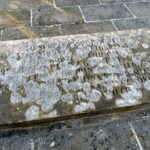 Złożenie wiązanek pod obeliskiem pomordowanych 30 września 1942 roku na cmentarzu przy ulicy Denkowskiej w Ostrowcu Świętokrzyskim / Emilia Sitarska / Radio Kielce