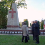 Złożenie wiązanek pod obeliskiem pomordowanych 30 września 1942 roku na cmentarzu przy ulicy Denkowskiej w Ostrowcu Świętokrzyskim / Emilia Sitarska / Radio Kielce