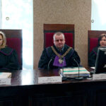 Jędrzejów. Rozprawa w Sądzie Rejonowym w Jędrzejowie ws. pozwu o mobbing przeciwko Uzdrowisku Busko-Zdrój S.A. z powództwa dyrektor buskiego Specjalistycznego Szpitala Ortopedyczno-Rehabilitacyjnego "Górka", Jadwigi Karcz. Na zdjęciu (od lewej): Barbara Derdaś - ławnik, Leszek Gumbisz - przewodniczący składu sędziowskiego, Iwona Gołębiowska - ławnik / Michał Kita / Radio Kielce