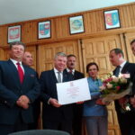 Od lewej: Krzysztof Ołownia – przewodniczący Rady Społecznej szpitala, starosta Zbigniew Duda, radny powiatowy Marek Bilski, senator Jarosław Rusiecki, radny powiatowy Mirosław Rogoziński, wojewoda Agata Wojtyszek, dyrektor naczelny szpitala Rafał Lipiec, poseł Andrzej Kryj, skarbnik powiatu Magdalena Zieleń / Emilia Sitarska / Radio Kielce