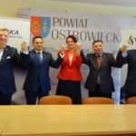 Od lewej: senator PiS Jarosław Rusiecki, dyrektor Zakładu Gazowniczego PSG w Kielcach Radosław Słoniewski, skarbnik powiatu ostrowieckiego Magdalena Zieleń, poseł PiS Andrzej Kryj, starosta ostrowiecki Zbigniew Duda / Emilia Sitarska / Radio Kielce