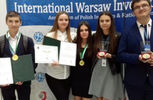 Uczniowie z Połańca zdobyli dwa złote medale na Międzynarodowej Wystawie Wynalazków w Warszawie / Szkoła w Połańcu
