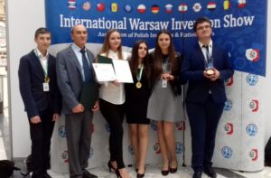 Uczniowie z Połańca zdobyli dwa złote medale na Międzynarodowej Wystawie Wynalazków w Warszawie / Szkoła w Połańcu