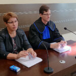 Jędrzejów. Rozprawa w Sądzie Rejonowym w Jędrzejowie ws. pozwu o mobbing przeciwko Uzdrowisku Busko-Zdrój S.A. Na zdjęciu (od lewej): Jadwiga Karcz - dyrektor szpitala „Górka” w Busku-Zdroju, Andrzej Tasarek - radca prawny / Michał Kita / Radio Kielce