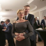 Sztab wyborczy Projektu Świętokrzyskie Bogdana Wenty. Bogdan Wenta ze swoją małżonką Iwoną / Marzena Mąkosa / Radio Kielce