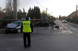 Oksa. Jedna osoba nie żyje, a siedem zostało rannych w zderzeniu dwóch samochodów osobowych / policja