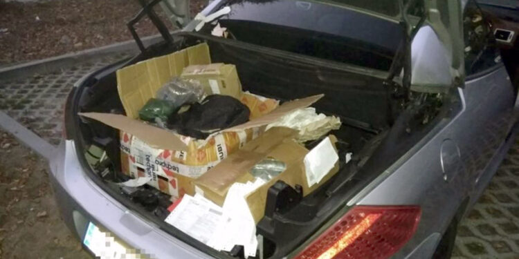 Policjanci zatrzymali złodzieja, który podając się za kuriera kradł przesyłane towary / KWP Kielce