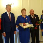 Medale za 50 i więcej wspólnie przeżytych lat parom z gminy Mirzec wręczyła wojewoda świętokrzyski Agata Wojtyszek (pierwsza z prawej). Barbara i Zdzisław Doroszyńscy / Anna Głąb / Radio Kielce