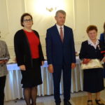 Medale za 50 i więcej wspólnie przeżytych lat parom z gminy Mirzec wręczyła wojewoda świętokrzyski Agata Wojtyszek (pierwsza z prawej). Barbara Sobczyk / Anna Głąb / Radio Kielce