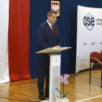 Chmielnik. Podpisanie umów w sprawie dostępu do szerokopasmowego Internetu w ramach programu Ogólnopolskiej Sieci Edukacyjnej. Na zdjęciu: Paweł Wójcik, burmistrz Chmielnika  / Marcin Różyc / Radio Kielce