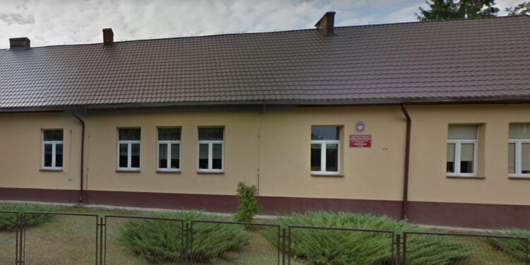 Szkoła Podstawowa w Smerdynie, w gminie Staszów / Google maps