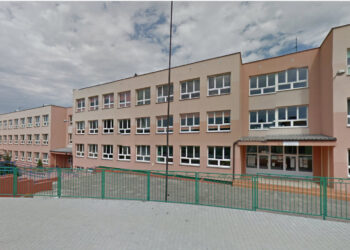 Szkoła Podstawowa nr 1 w Staszowie / Google maps