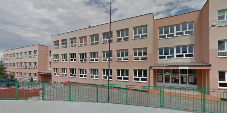 Szkoła Podstawowa nr 1 w Staszowie / Google maps