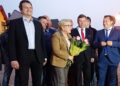 Kazimierza Wielka. Minister Beata Kempa spotkała się z mieszkańcami i kandydatami Zjednoczonej Prawicy na kazimierskim rynku. Na zdjęciu (w pierwszym rzędzie, od lewej): Hubert Przybyszewski – kandydat PiS do Sejmiku Województwa Świętokrzyskiego, minister Beata Kempa, Janusz Skoczek – kandydat PiS na burmistrza Kazimierzy Wielkiej, Adrian Ścipiór – kandydat PiS do Rady Powiatu Kazimierskiego / Kamil Włosowicz / Radio Kielce