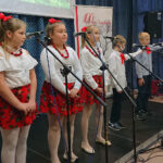 Kije. Konkurs Pieśni Niepodległościowej i Żołnierskiej. Na zdjęciu uczniowie ze Szkoły Podstawowej w Gartatowicach, w gminie Kije, którzy zaprezentowali m.in. utwór „Przybyli ułani pod okienko” / Kamil Włosowicz / Radio Kielce